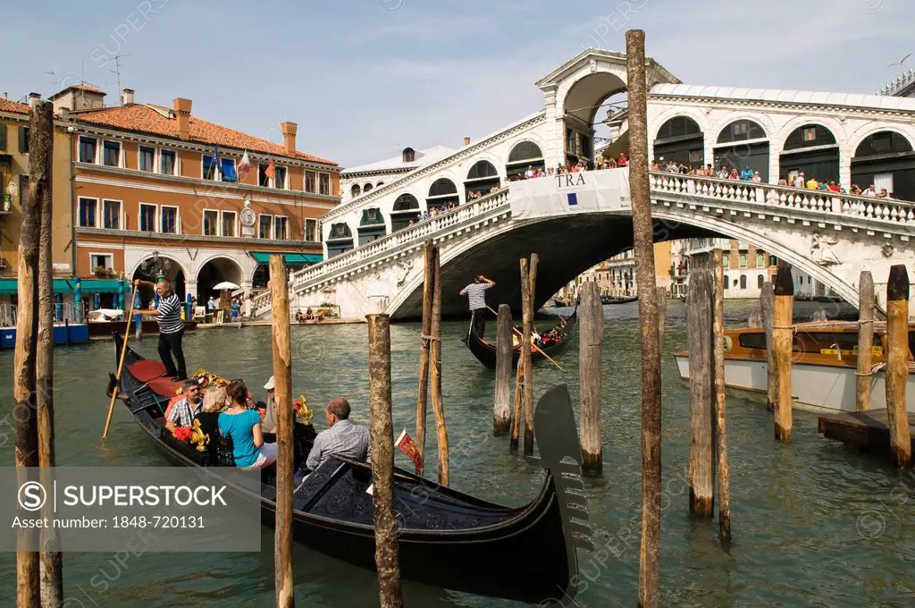 Rialto Bridge with the Grand Canal, Canal Grande, with gondola, Venice, Veneto, Italy, Europe