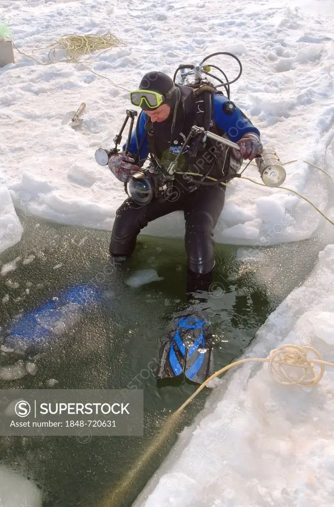 Diver, preparing for subglacial diving, ice diving, in the frozen Black Sea, a rare phenomenon, last time it occured in 1977, Odessa, Ukraine, Eastern...