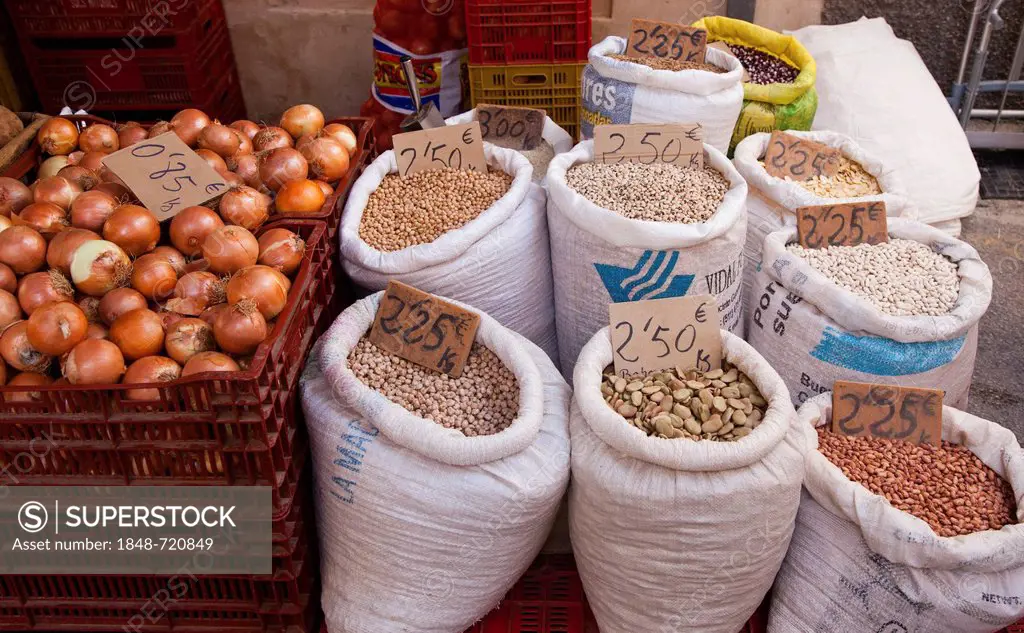 Onions, dried legumes, weekly market, Sineu, Majorca, Balearic Islands, Spain, Europe