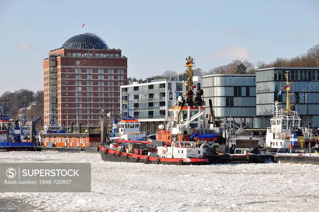 Ships in the port of Hamburg in the winter, Hamburg, Germany, Europe