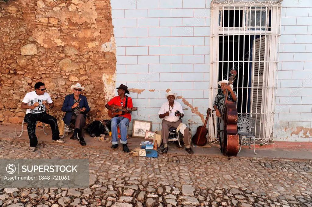 Cuban musicians in a side street, cobbled street, old town, Trinidad, Cuba, Greater Antilles, Caribbean, Central America, America