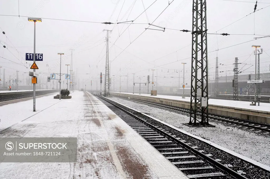 Railway tracks, snow, main station, Dortmund, Ruhr Area, North Rhine-Westphalia, Germany, Europe