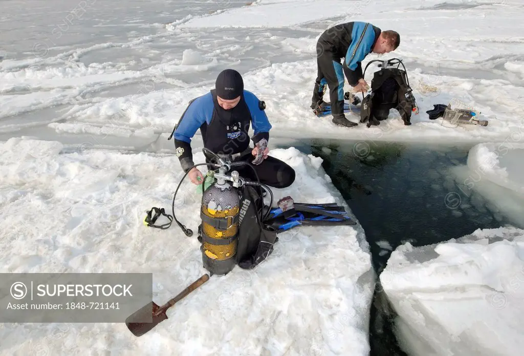 Divers, preparing for subglacial diving, ice diving, in the frozen Black Sea, a rare phenomenon, last time it occured in 1977, Odessa, Ukraine, Easter...