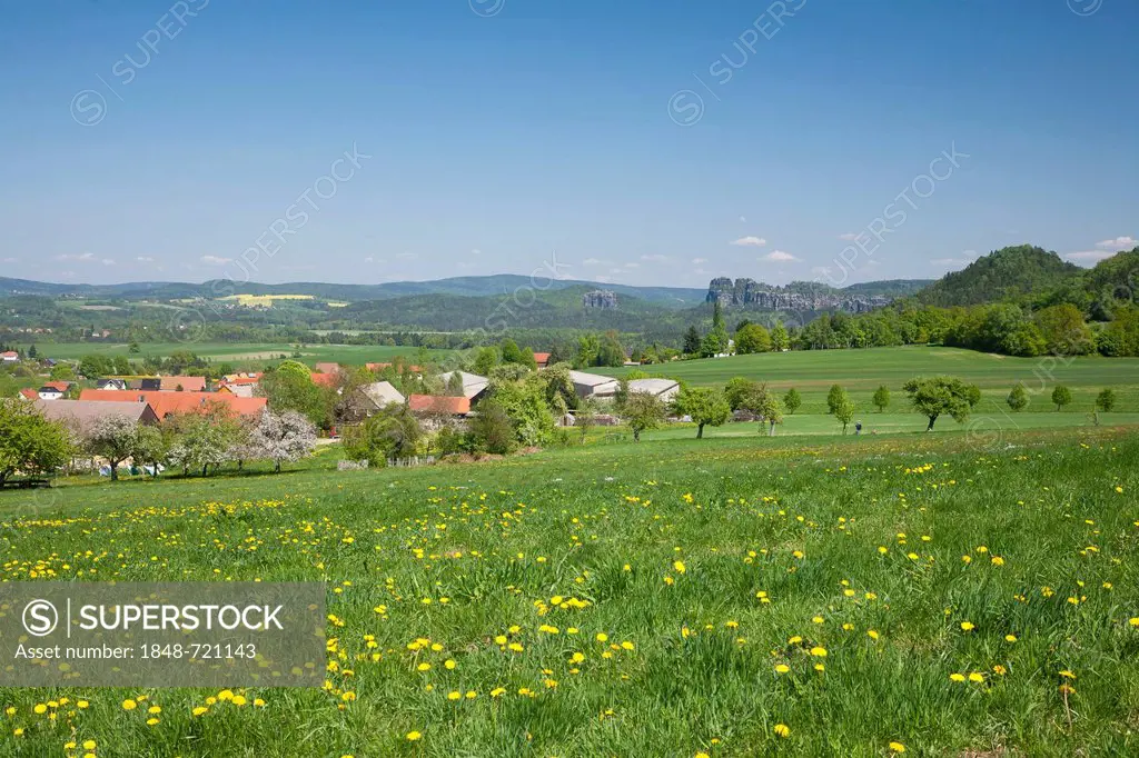 View from the village of Papstdorf towards the Schrammsteine group of rocks, Elbe Sandstone Mountains, Saxony, Germany, Europe