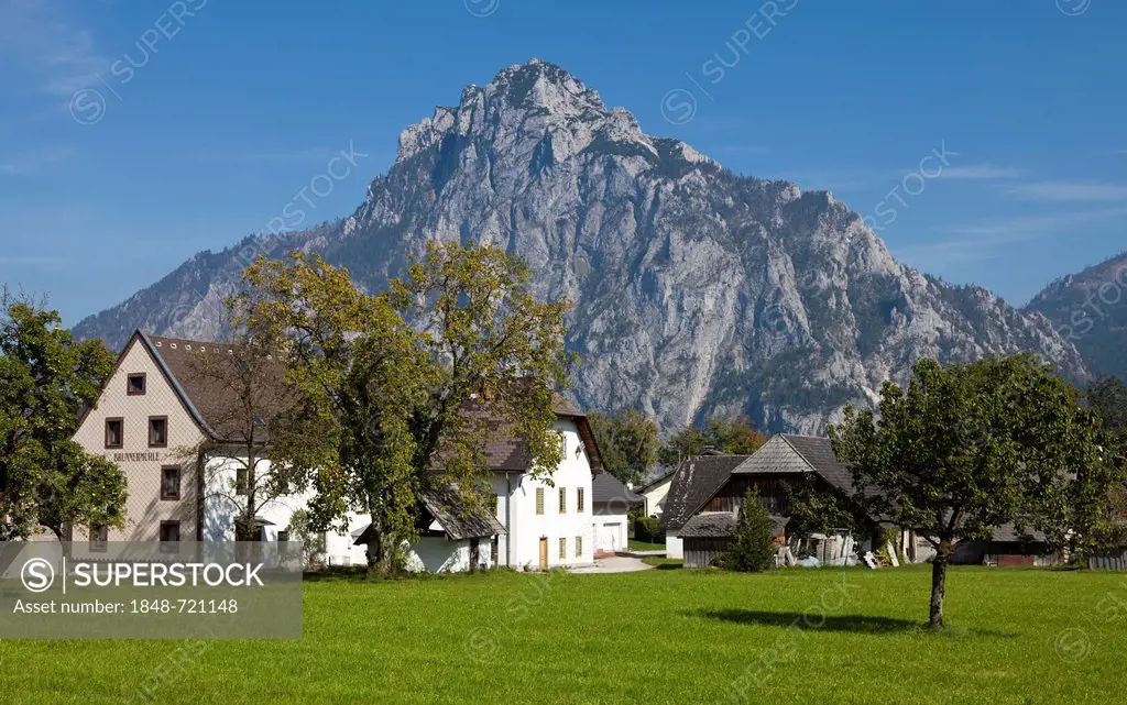 Farmhouse in front of Mt Traunstein, Salzkammergut Region, Upper Austria, Austria, Europe