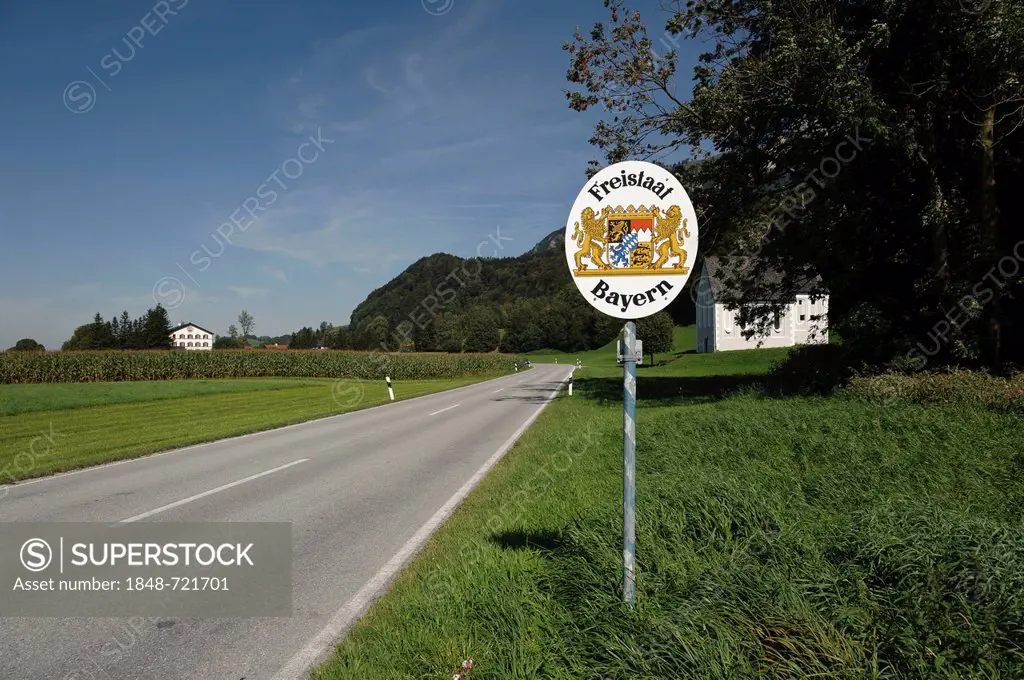 Border sign Free State of Bavaria, at the border between the Tyrol and Upper Bavaria, Windshausen, Bavaria, Germany, Europe