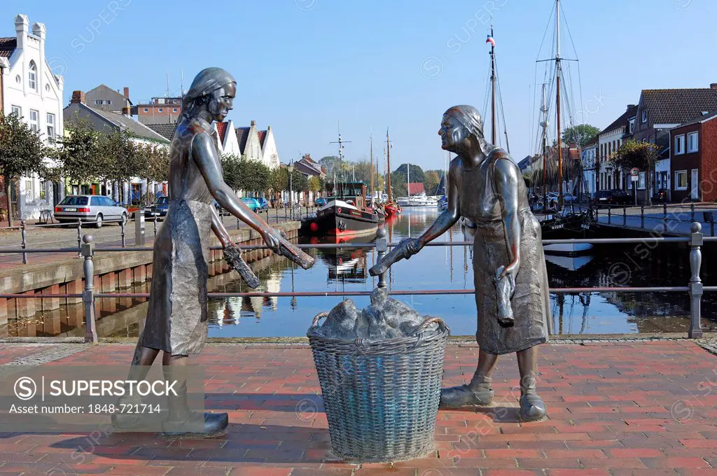 Old Port with the bronze sculpture Toerfwieven, depicting two female peat workers in Weener, East Frisia, Lower Saxony, Germany, Europe