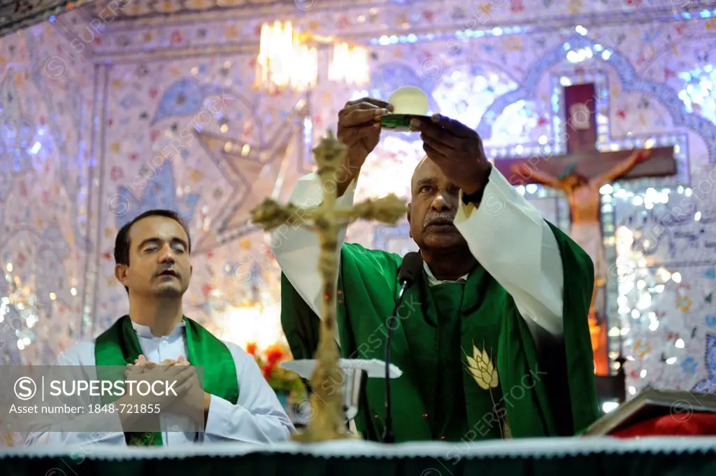 Mass, during the consecration, in the Parish Church of St. John, Christian community of Youhanabad, Lahore, Punjab, Pakistan, Asia