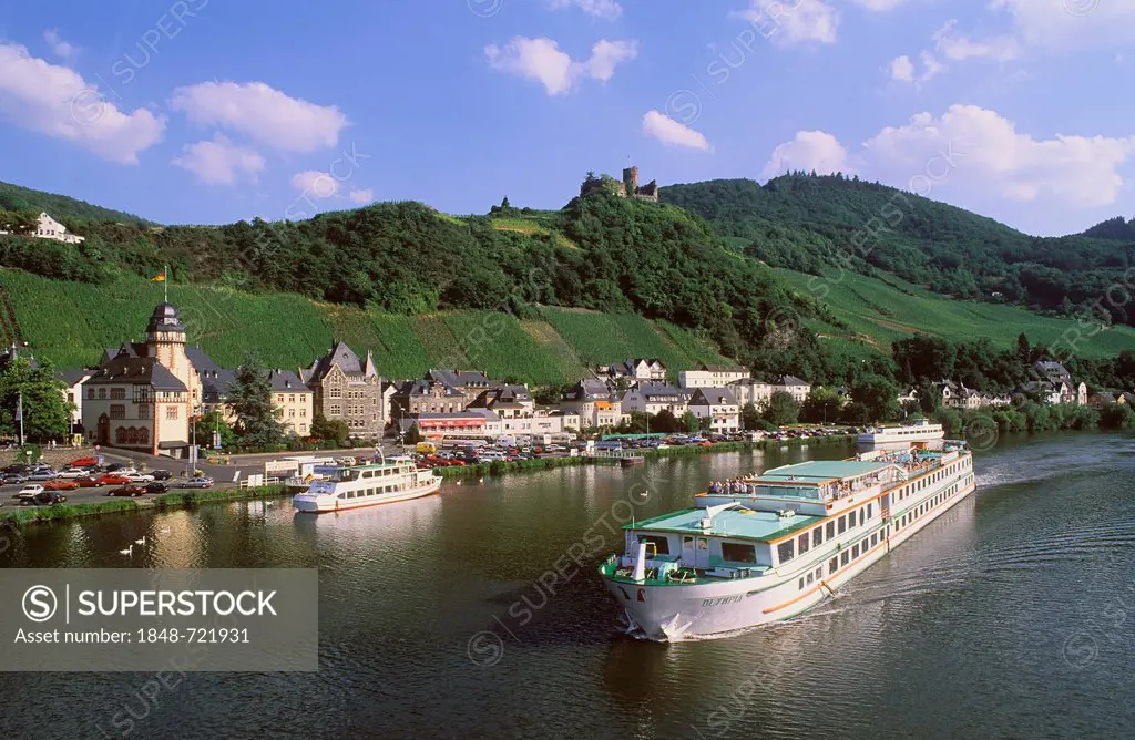 Excursion ship on the Moselle river, town of Bernkastel-Kues at back, Rhineland-Palatinate, Germany, Europe