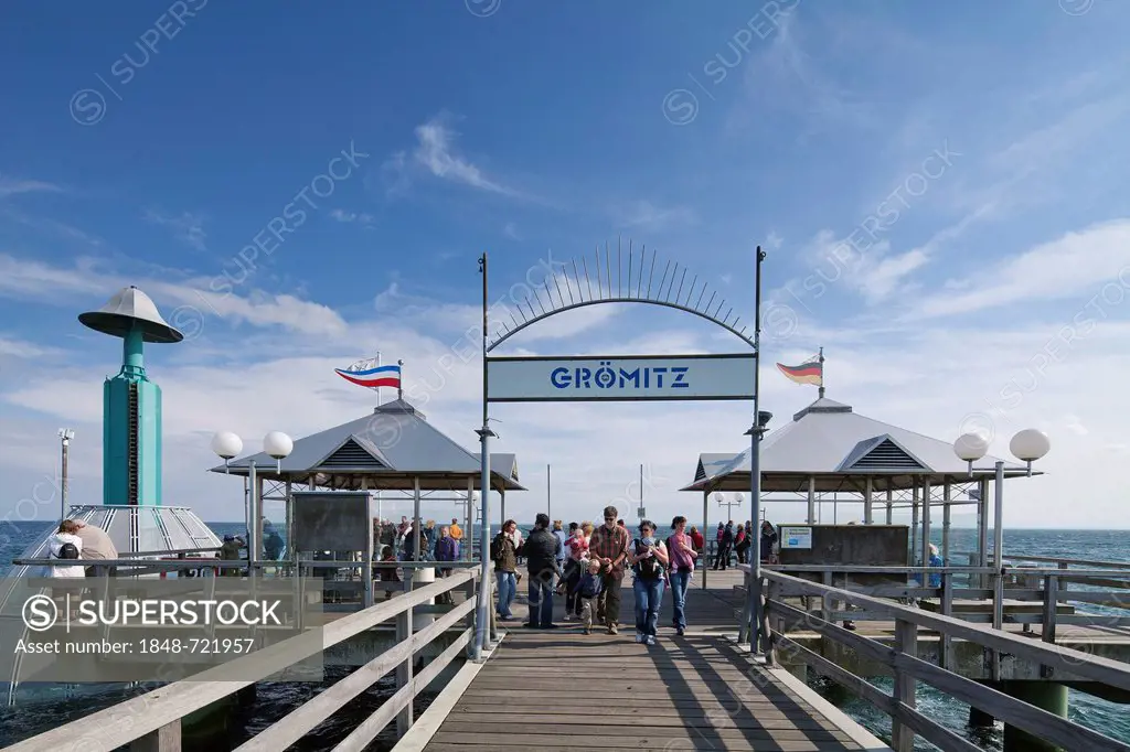 Groemitz Pier, Baltic Sea resort town of Ostseebad Groemitz, Schleswig-Holstein, Germany, Europe