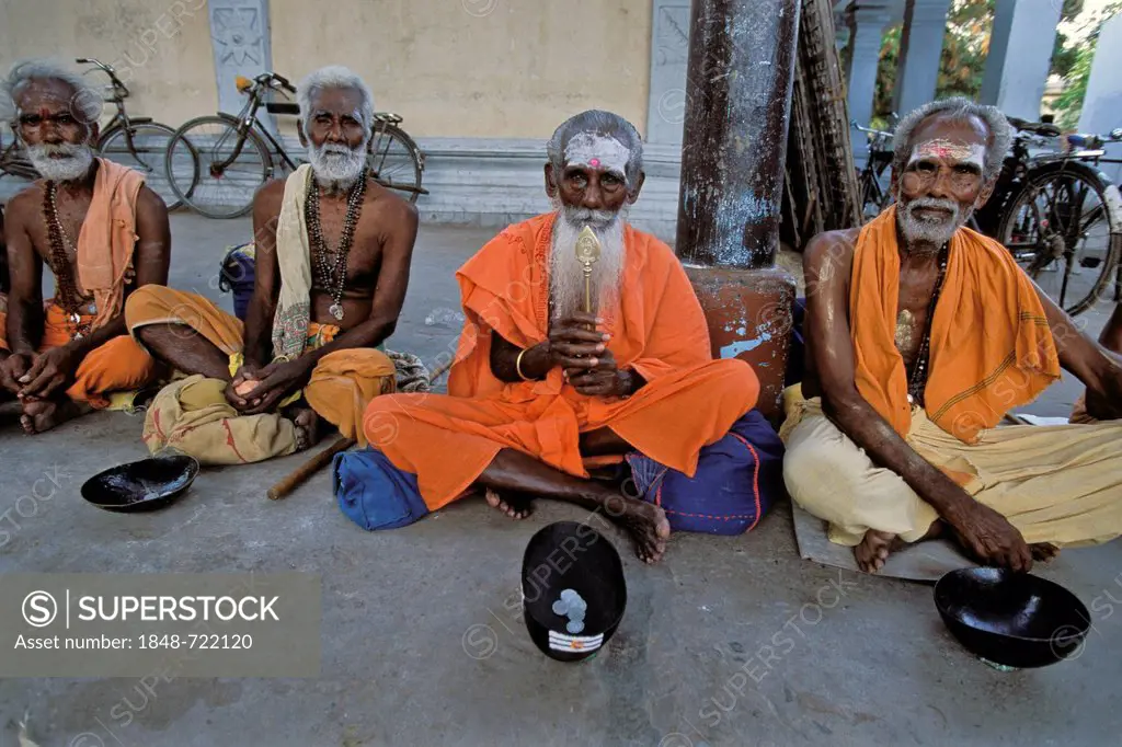 Sadhus with begging bowls, entrance to Tiruchendur Sea-Temple for Lord Subrahmanyam, Tiruchendur, Tamil Nadu, South India, India, Asia