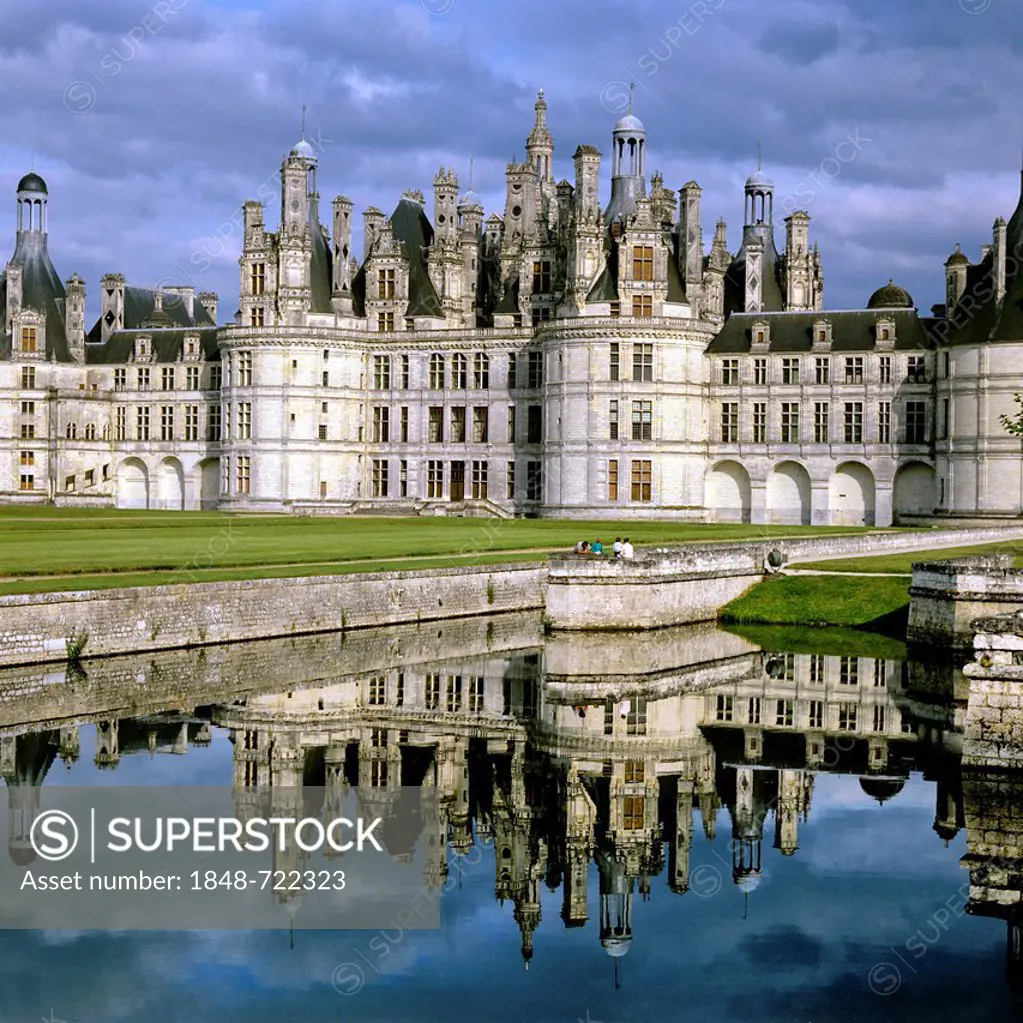 Chteau de Chambord in the Loire, moat, Chambord, Loir-et-Cher, Canton Bracieux, France, Europe