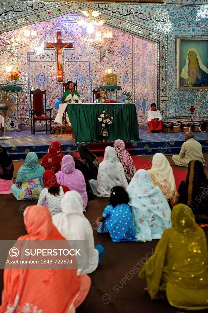 Mass in the Parish Church of St. John, Christian community of Youhanabad, Lahore, Punjab, Pakistan, Asia