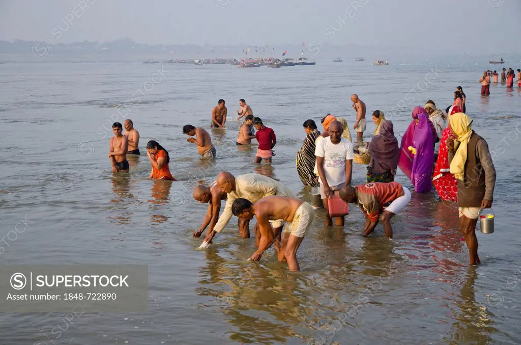 The Sangam, the confluence of the holy rivers Ganges, Yamuna and Saraswati, in Allahabad, busy with pilgrims, Allahabad, Uttar Pradesh, India, Asia