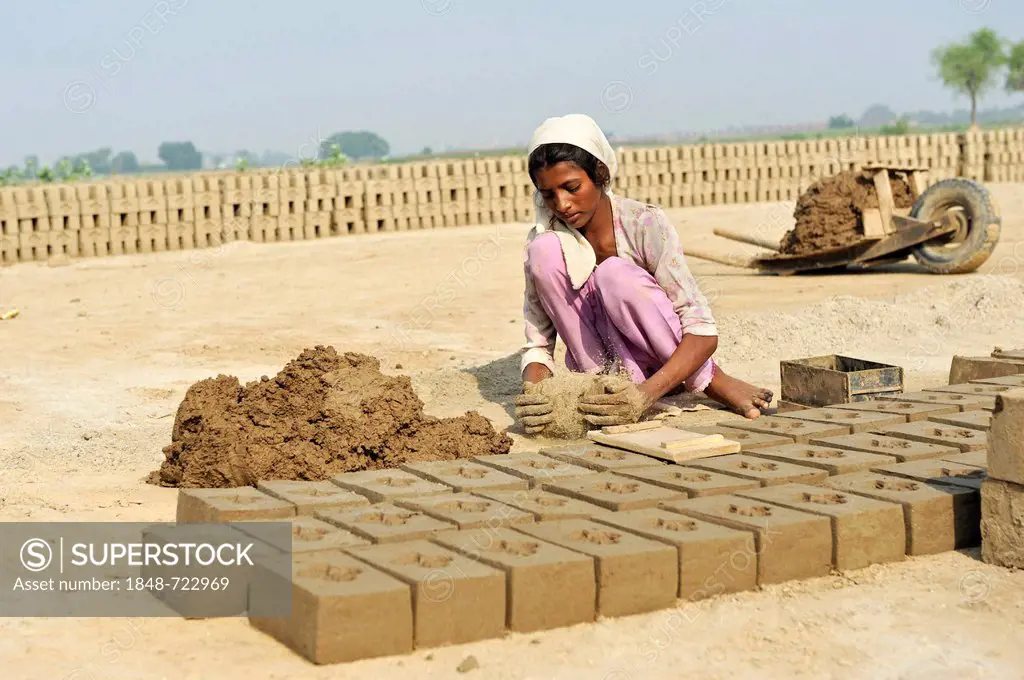 Child labour, 12-year-old girl working in a brickyard, member of the Christian minority, which is particularly affected by discrimination and persecut...