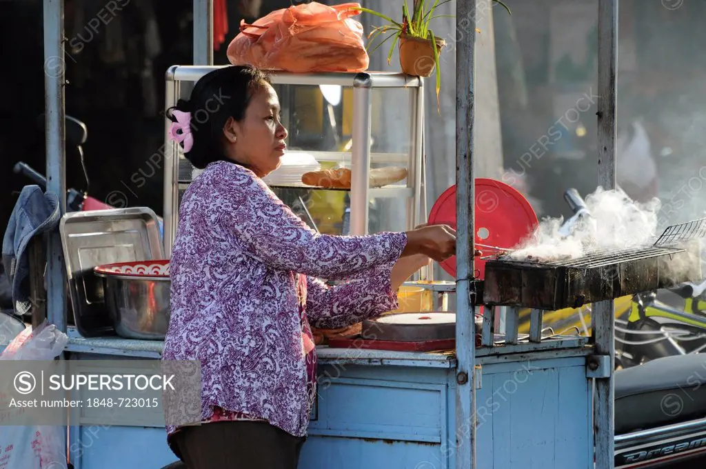 Woman, mobile food kitchen, market, Siem Reap, Cambodia, Southeast Asia
