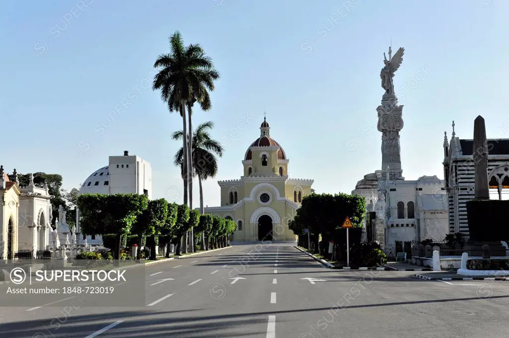 Road leading to church on the Cementerio de Cristóbal Colón, Christopher Columbus Cemetery, 56-ha cemetery, Havana, Cuba, Greater Antilles, Caribbean,...