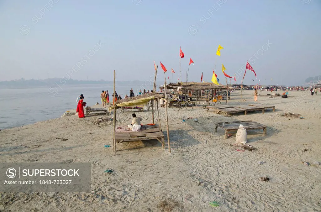 The Sangam, the confluence of the holy rivers Ganges, Yamuna and Saraswati, in Allahabad, busy with pilgrims, Allahabad, Uttar Pradesh, India, Asia