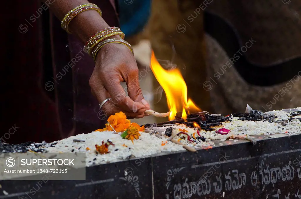 Rituals being performed at the ghats of Varanasi, Uttar Pradesh, India, Asia