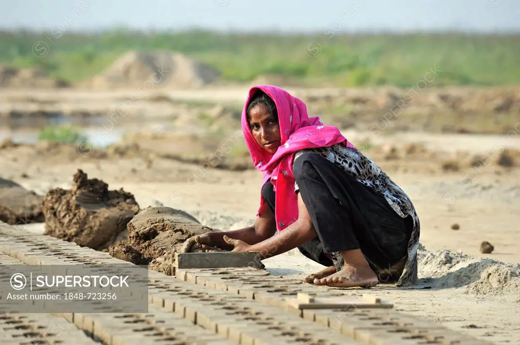 Worker living in bonded labour in a brickyard, most of the workers belong to the Christian minority in Pakistan and are particularly affected by discr...