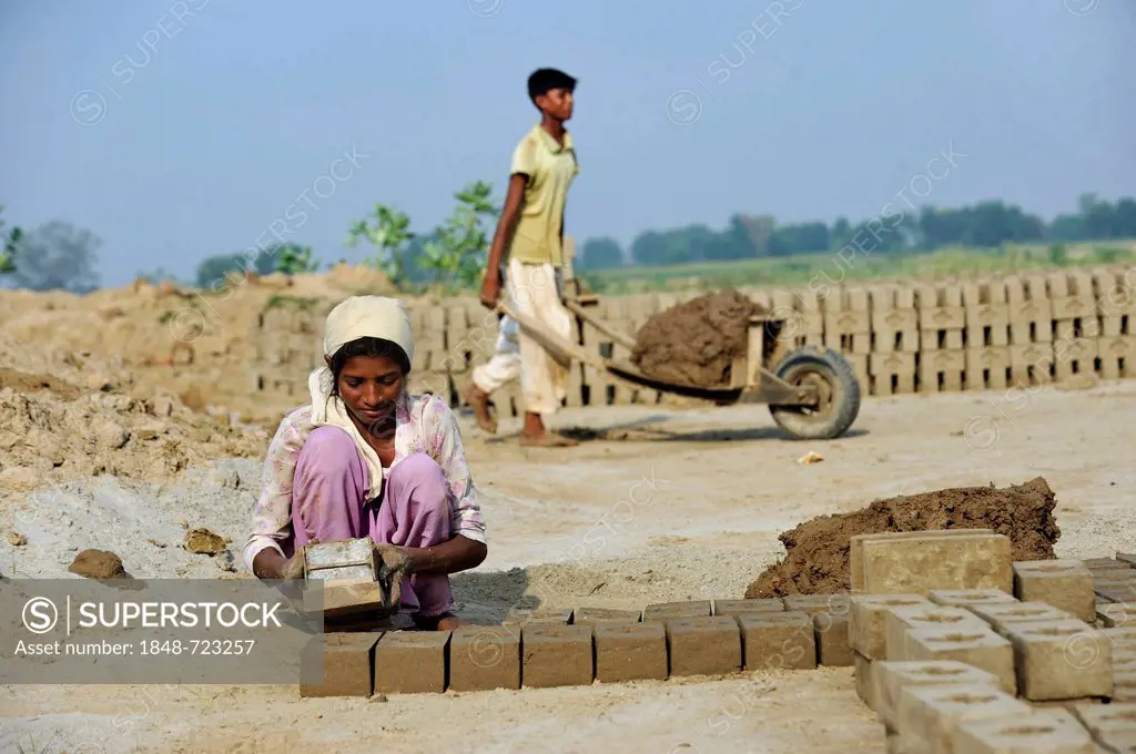 Child labour, 12-year-old girl and her 14-year-old brother working in a brickyard, members of the Christian minority, which is particularly affected b...