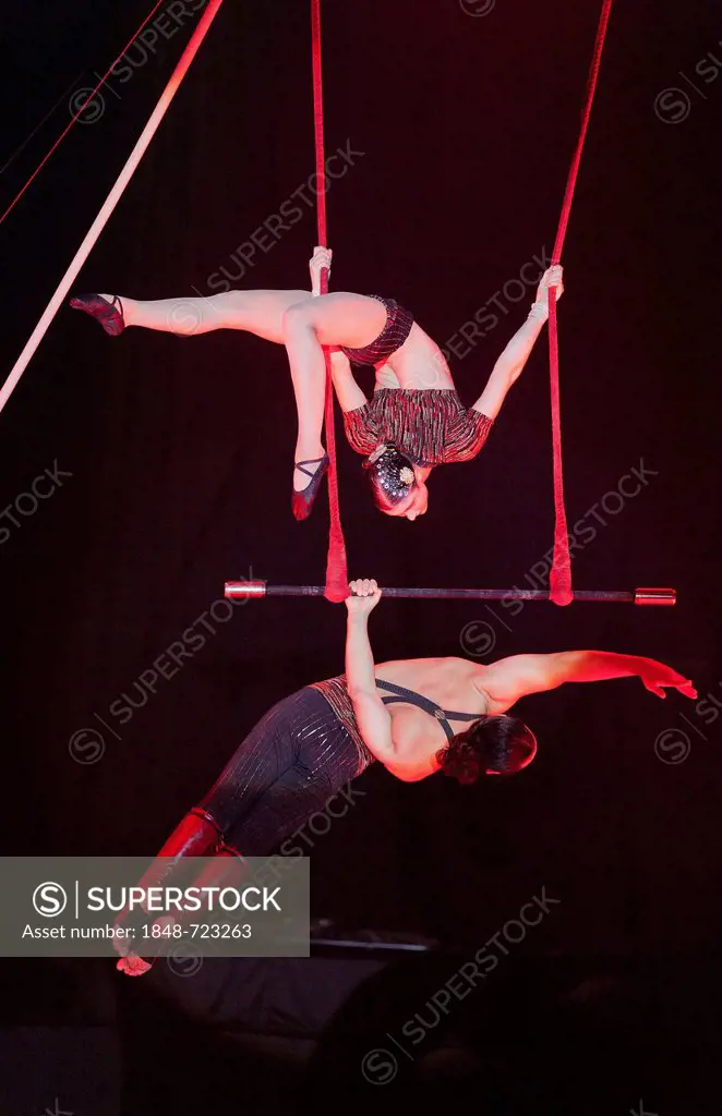 Trapeze act, Duo Rose, Samuel and Sylvia, FlicFlac Christmas Circus, premiere of Schrille Nacht, eilige Nacht, Westfalia Hall, Dortmund, North Rhine-W...