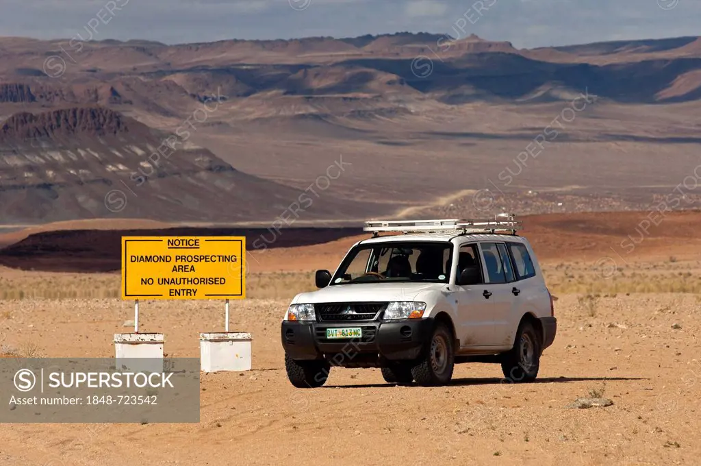 Off-road vehicle at the access point to a diamond mining zone in the border area between South Africa and Namibia, at back, Richtersveld National Park...