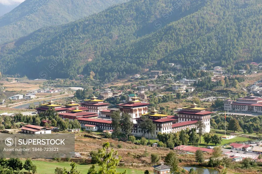 View of the Wang Chhu valley with the Tashichoedzong fortress-monastery, Dzong, seat of the government of Bhutan, capital of Thimphu, Kingdom of Bhuta...