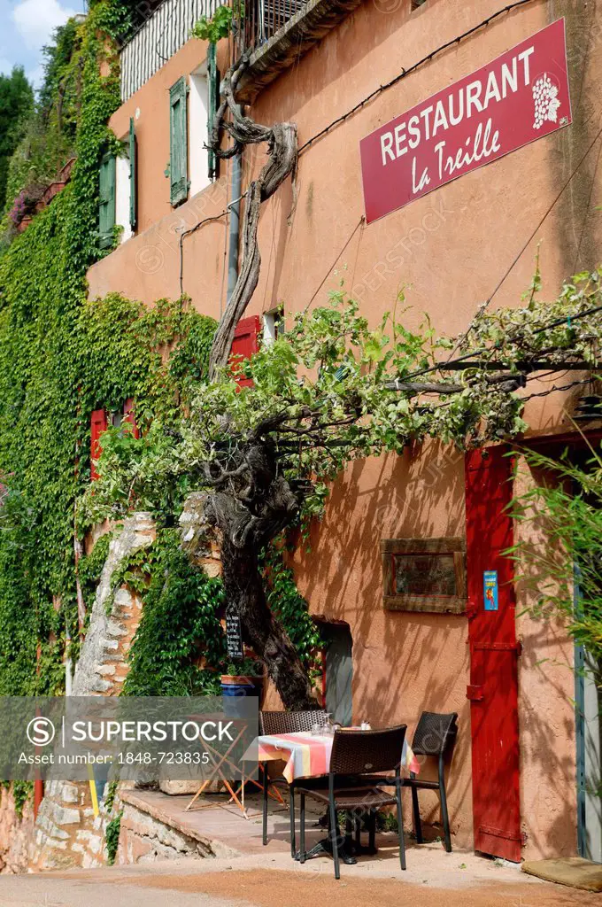 Restaurant in the village of Roussillon, Luberon, Provence, Vaucluse, France, Europe