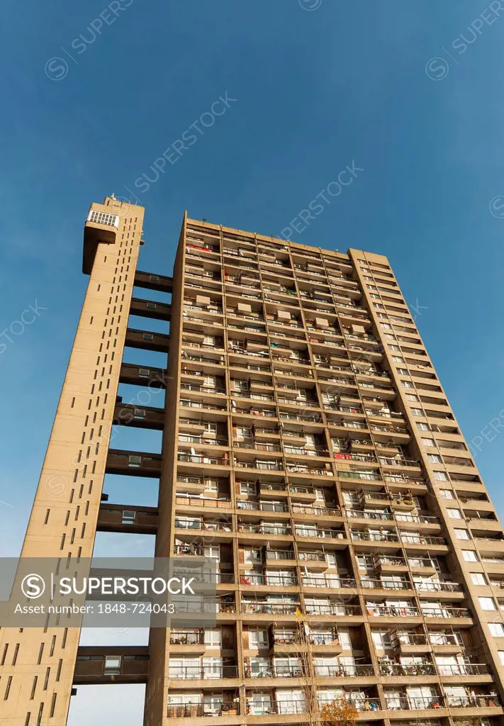 Trellick Tower, 98m tall 31-storey apartment block designed in Brutalist style by Erno Goldfinger and completed in 1972, North Kensington, London, Eng...