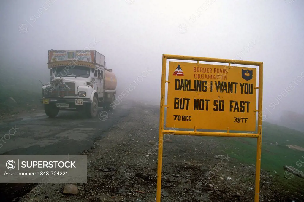 Truck and a street sign, Manali-Leh-Highway near the Rohtang Pass, Himachal Pradesh, North India, India, Asia