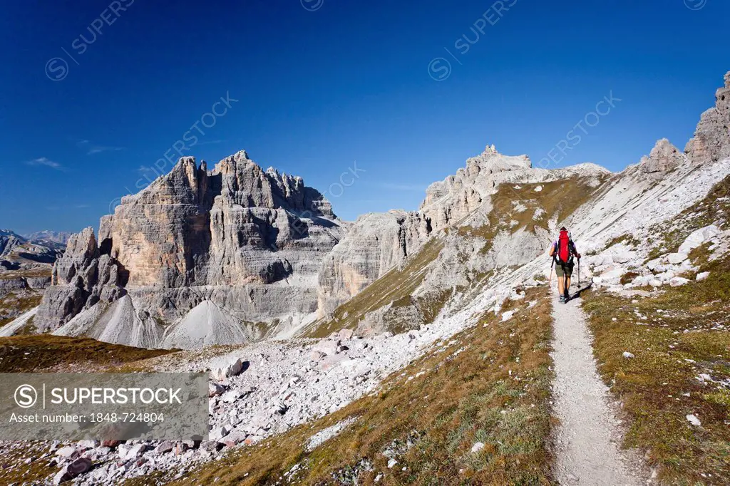 Hikers below the Buellelejoch pass, ascending the Paternkofel behind, Sexten, South Tyrol, Dolomites, South Tyrol, Italy, Europe