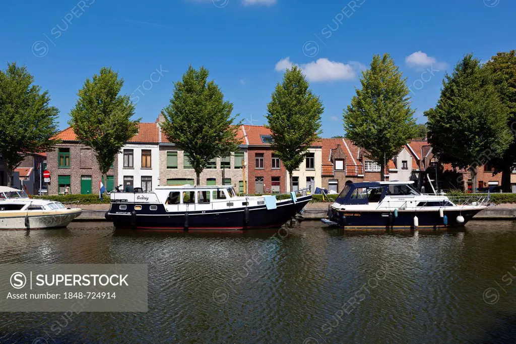 Boats on the Coupure Canal, Bruges, West Flanders, Flemish Region, Belgium, Europe