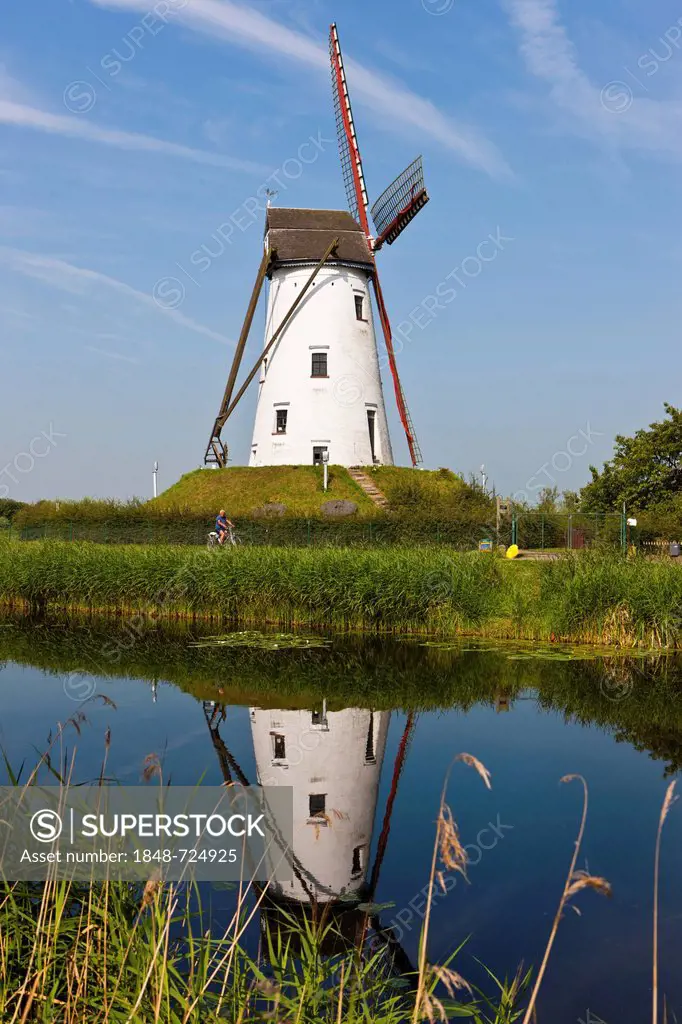 Windmill on the canal between Bruges and Damme, Damse Vaart-Zuid, Damme, Bruges, West Flanders, Flemish Region, Belgium, Europe