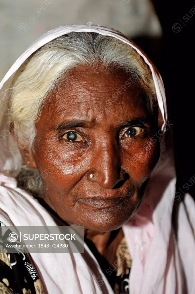 Portrait of an elderly woman suffering from cataracts, Lahore, Punjab, Pakistan, Asia