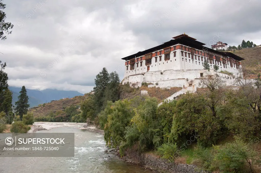 Tibetan Buddhism, Rinpung Dzong Monastery and Fortress beside a river, Paro, Himalayas, Bhutan, South Asia, Asia