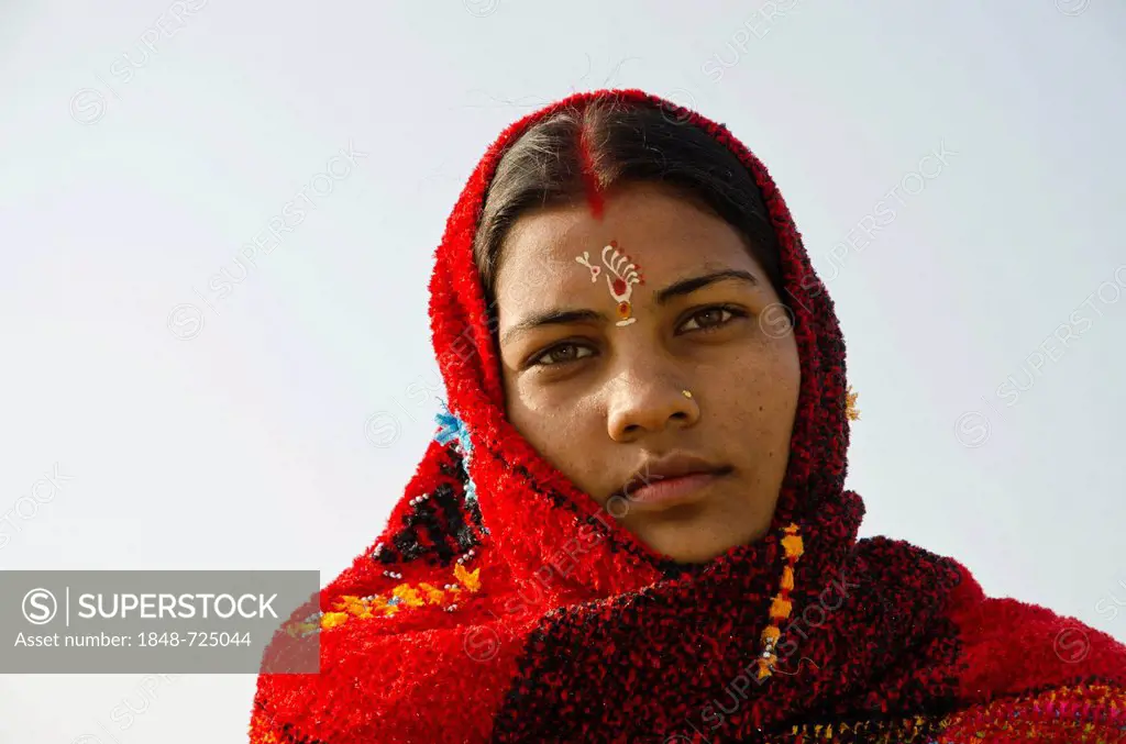 Pilgrim woman with a Tilak on her forehead, at Sangam, the confluence of the holy rivers Ganges, Yamuna and Saraswati, in Allahabad, Uttar Pradesh, In...