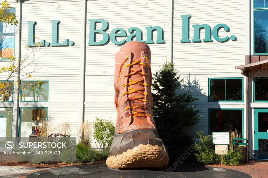 Logo and a large boot, outlet shopping, outfitters L. L. Bean, Freeport, Maine, New England, USA, North America