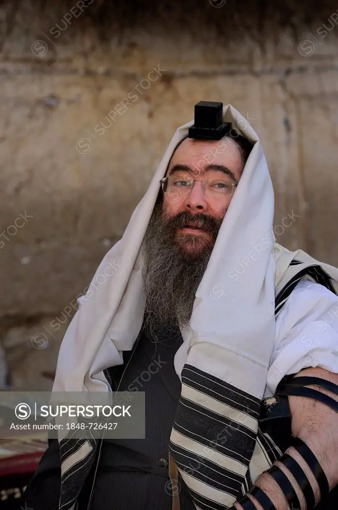 Jew with tefillin on his head and prayer shawl, tallit, around the head, Muslim Quarter, Jerusalem, Israel, Middle East, Southwest Asia