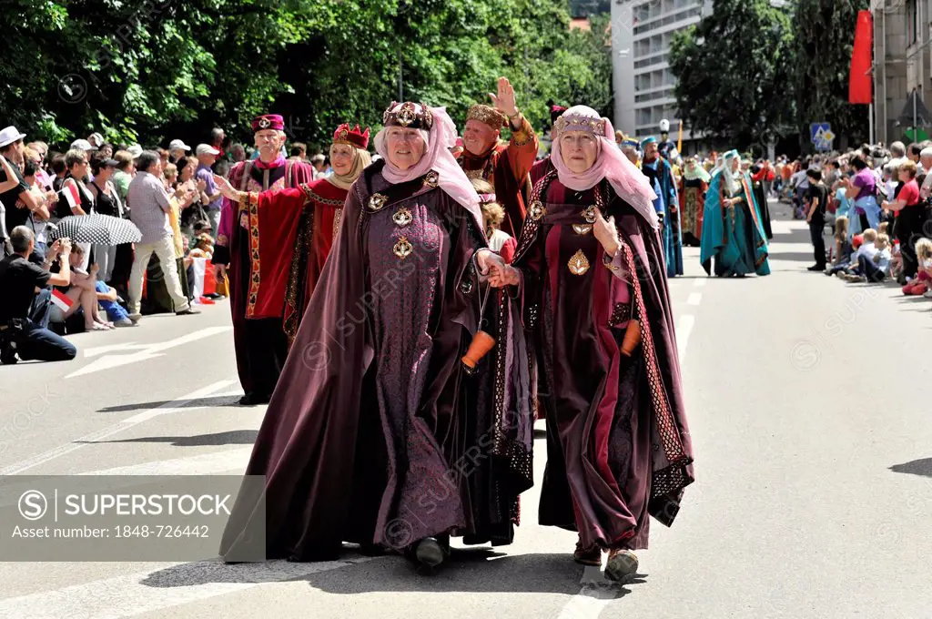 Stauferzug parade, participants, Staufer Saga, 08.07.2012, 850th anniversary of Gmuend, Schwaebisch Gmuend, Baden-Wuerttemberg, Germany, Europe