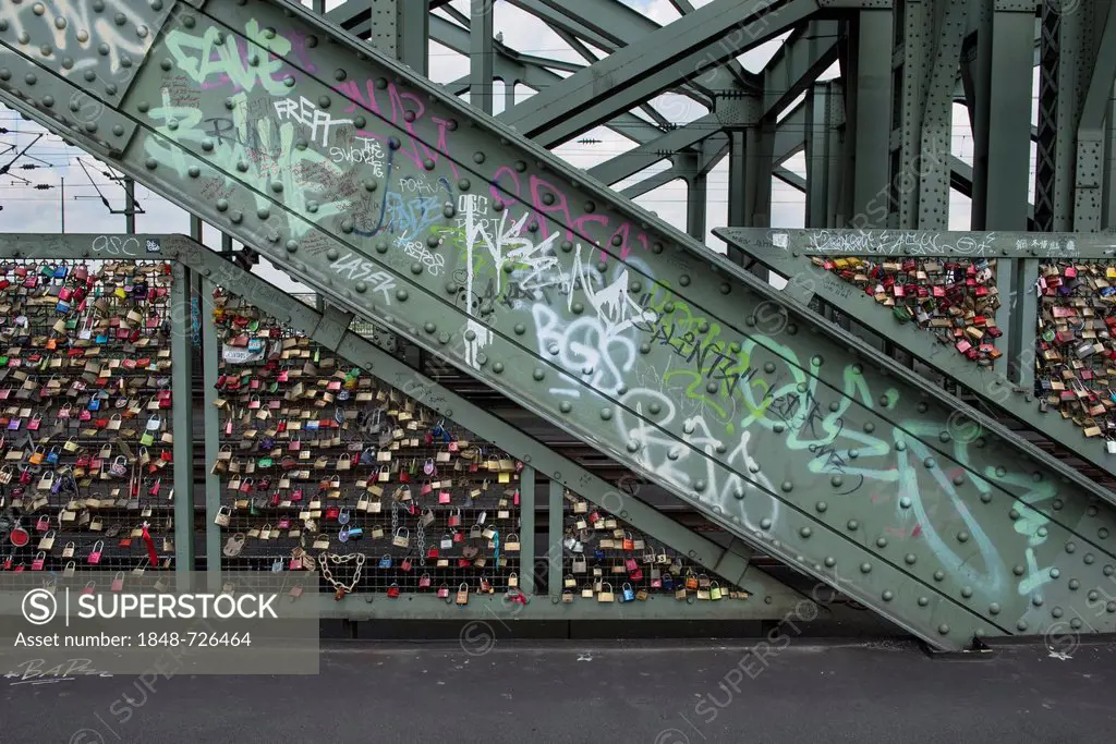 Hohenzollern Bridge, pillars with graffiti and fences full of love padlocks, Cologne, North Rhine-Westphalia, Germany, Europe