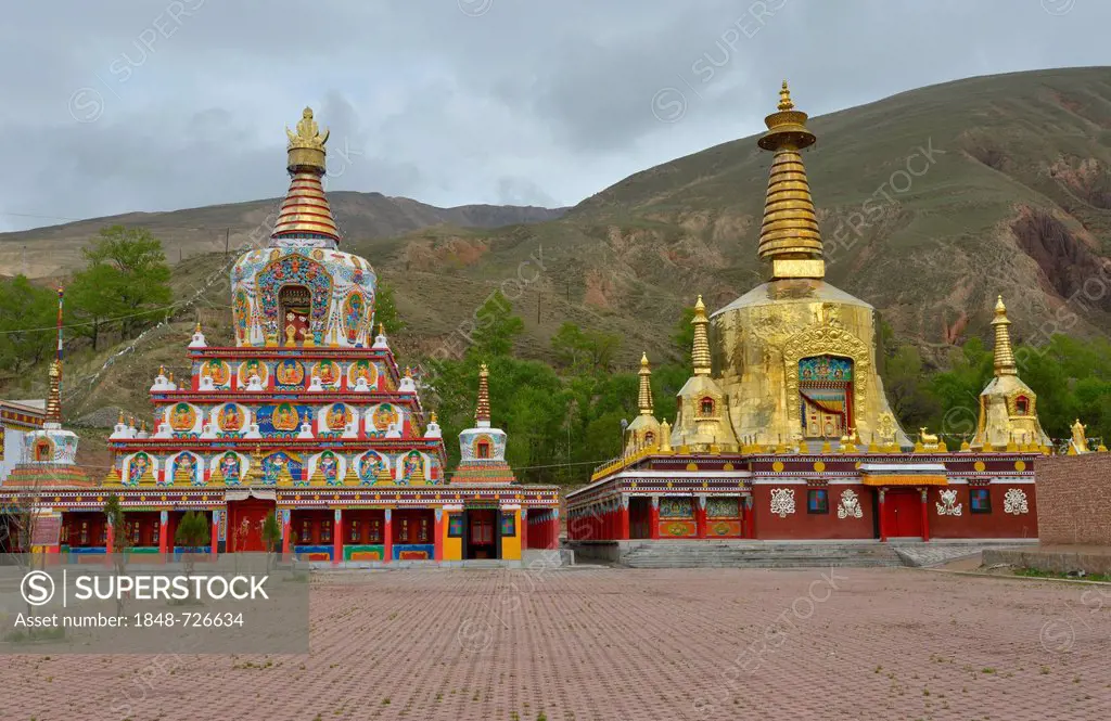 Tibetan Buddhism, new large painted and gilded chorten, stupa at the Wutun Si Monastery, Tongren, Repkong, Qinghai, formerly Amdo, Tibet, China, Asia