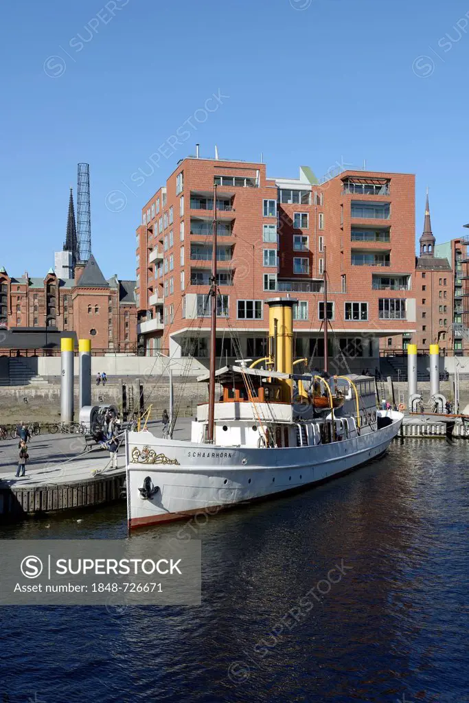 Schaarhoer steamer in the historic harbor, modern residential and office buildings, Sandtorkai, Sandtorhafen, Harbour City, Hamburg, Germany, Europe