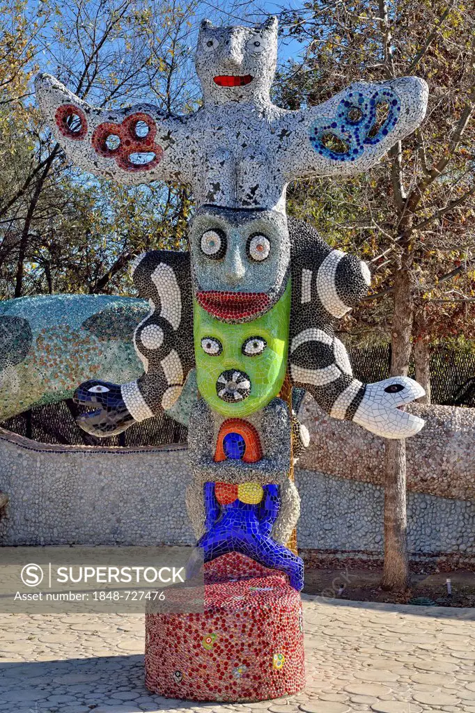Stele with animals and masks, concrete covered with a mosaic, Queen Califa's Magical Circle, late work of French sculptor Niki de Saint Phalle, Kit Ca...