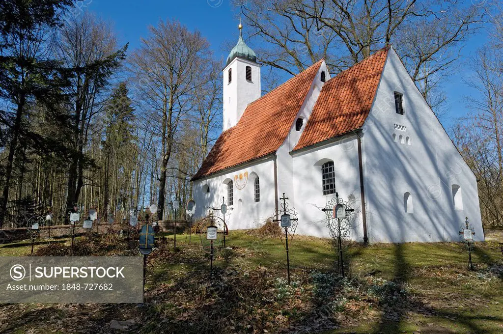 Forest church of St. Clemens with graveyard, Oberberghausen, Kranzberg near Freising, Upper Bavaria, Bavaria, Germany, Europe