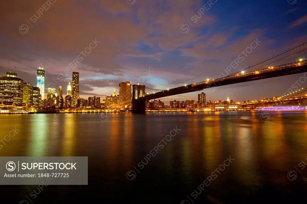 View from Brooklyn across the East River to the skyline of Manhattan and Brooklyn Bridge, New York City, USA