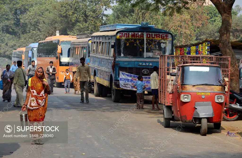 Street scene with Indian pilgrim buses, tuk tuk and pedestrians outside the ruins of the ancient University of Nalanda, Ragir, Bihar, India, Asia