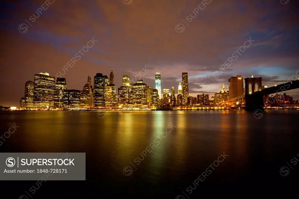 View from Brooklyn across the East River to the skyline of Manhattan and Brooklyn Bridge, New York City, USA