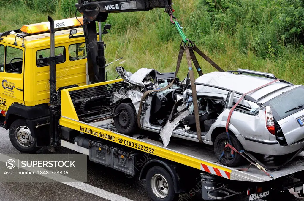 A Ford Mondeo is put on tow truck after a rear-end collision on the A 81, Rotenburg am Neckar, Baden-Wuerttemberg, Germany, Europe