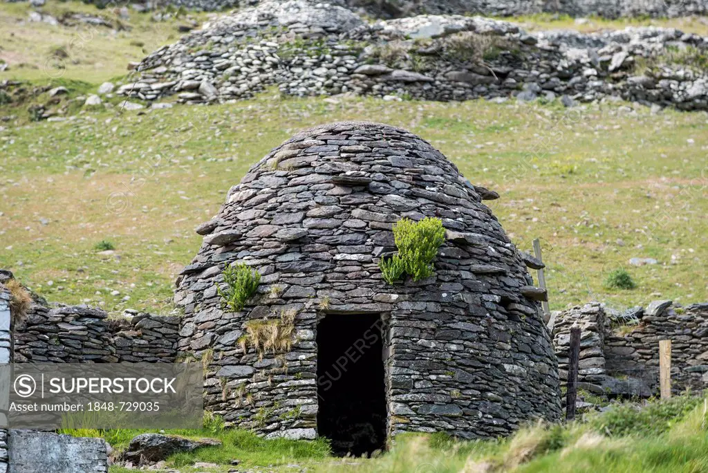 Beehive hut made of natural stone, Dingle Peninsula, County Kerry, Republic of Ireland, Europe
